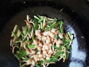 孩子|最近韭菜加虾仁火了,简单一做,鲜香味美,孩子三餐天天吵着吃