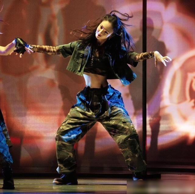  宁静|《乘风破浪的姐姐》伊能静除了年龄大，有什么优势能秒杀黄圣依？