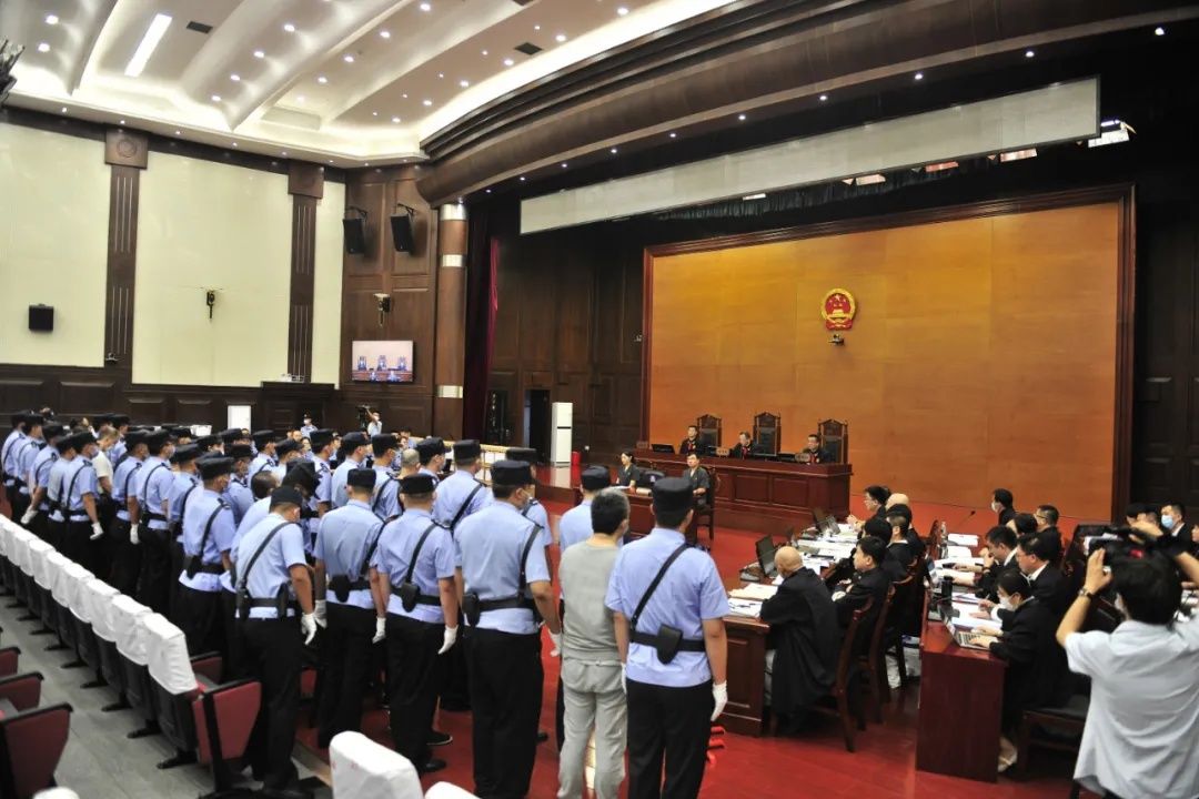 被控|被控实施300多起违法犯罪事实！哈尔滨这个涉黑组织受审