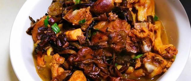  做法|炖鸡时先焯水，还是直接炖，都不对！教你正确做法，肉不柴汤更鲜