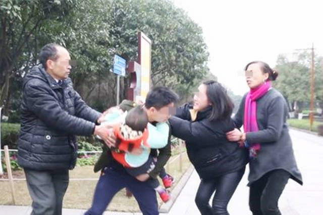  带孩子出门|5岁女儿逛商场走丢，两小时后找到时，父母却差点没认出来