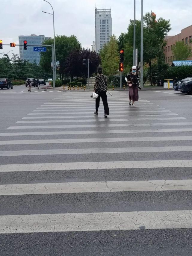 路口|曝光！平谷区医院路口行人闯红灯，你认识吗？
