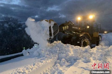  中国雪乡|亚雪公路经昼夜清雪恢复通行：游客顺畅往返雪乡