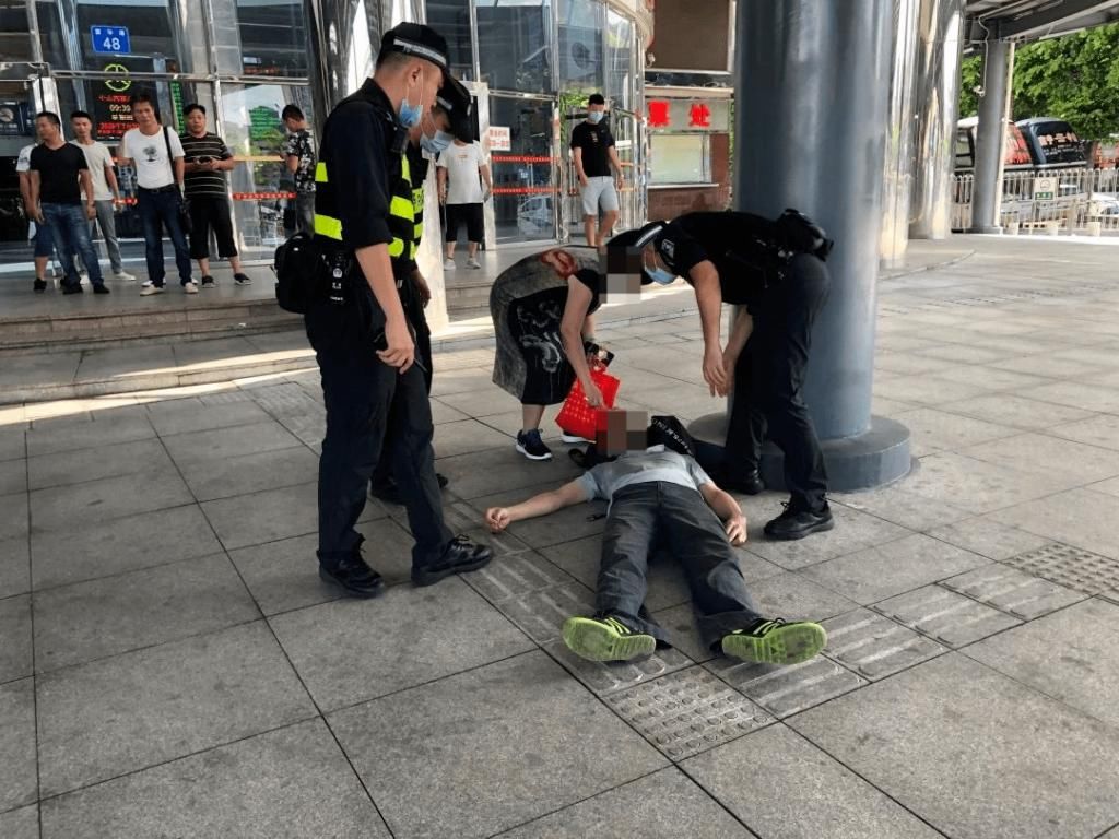  出手|男子失足跌倒不省人事！危急时刻，他们出手了……