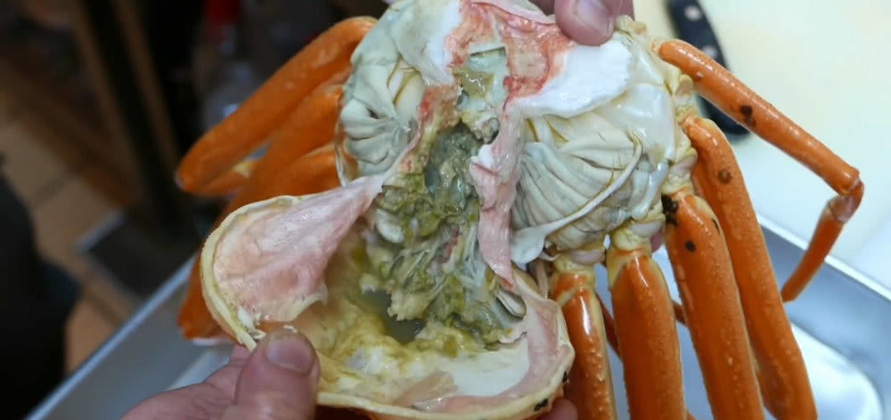 蟹黄|花150元买的一只螃蟹,真肥,还以为赚到,煮后掰开没勇气下嘴