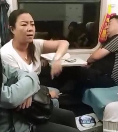 脸红|9岁儿子高铁作妖，妈妈：他只是孩子，5岁女孩回怼让妈妈直接脸红