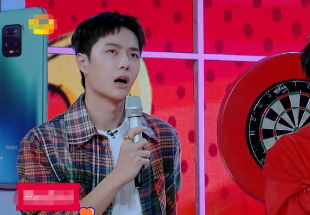  赵丽颖|赵丽颖被问是否请一博吃过饭，两人悄咪咪的表情成焦点，太甜了吧