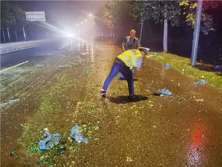  啤酒瓶|啤酒瓶碎渣撒满公路 城阳交警及时消除隐患