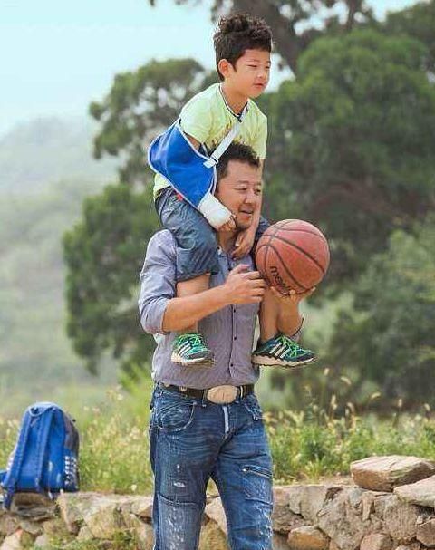 追成|有种逆袭叫《爸爸去哪儿》的石头,当初嫌他丑,现在追成狗