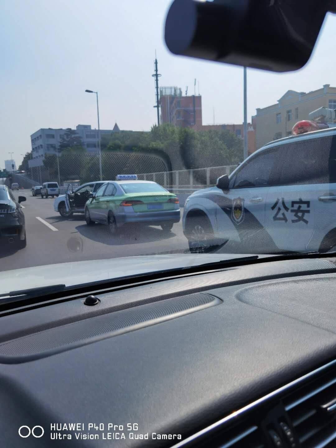 案件|青岛胶宁高架两辆车发生纠纷，车上还有血迹？警方：嫌疑人已到案 案件正在侦查中