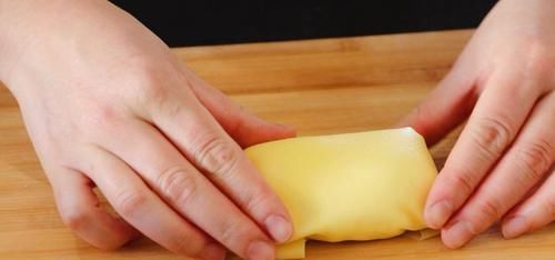 搅散|不需要用烤箱,教你做草莓班戟,比蛋糕店卖的还好吃,简单又好学