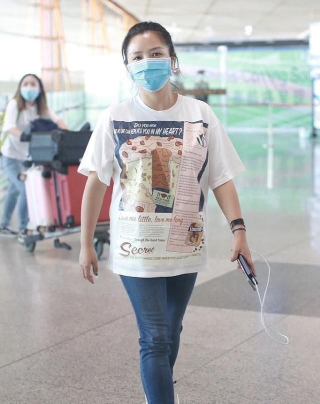 样就能让|何洁现在过的真自由,穿“儿童衫”出门太随便,身材也发福不少