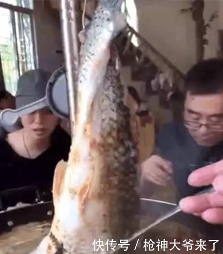 情侣|奇葩情侣在家架大锅,这种吃鱼方式还真是头一次见!