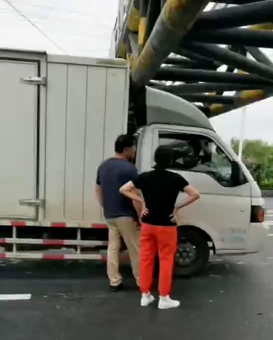  辆小货车|又是颍河闸！又又又撞上了...