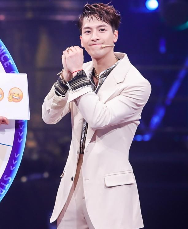  张艺兴|《街舞3》4位队长亮相发布会，造型搭配受关注，每一款都是新潮流