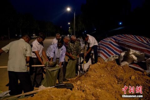  大堤|湖北黄梅：“银发护堤队”夜巡大堤