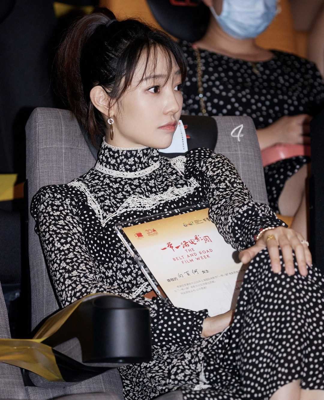 连衣裙|白百何瘦下来真会穿，高领碎花连衣裙配高马尾，气质高级大气