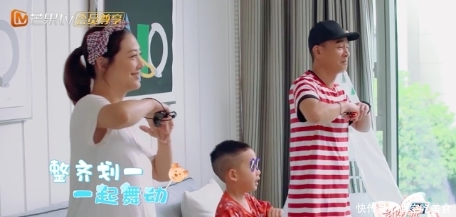 到陈小春|7岁Jasper终于翻身了,不停指挥陈小春干活,懂事举动又很暖心