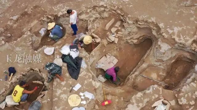  重建|一中学重建足球场，发现3000㎡古墓，单坑19颗头骨