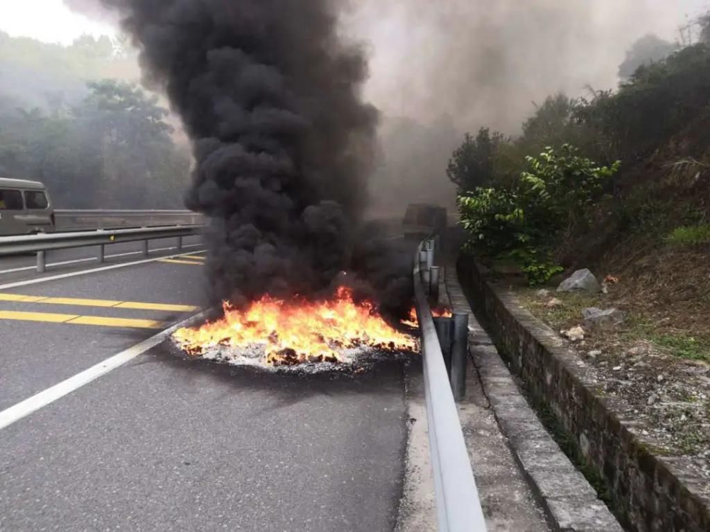  司机|事发安溪高速！一货车突然起火，司机竟然毫不知情！还好…