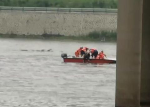  救援人员|钓鱼遇开闸放水，七旬老人被困河中心