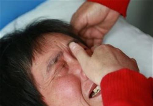  众人|6岁女孩一直戴头套上学，受尽同学白眼，摘下头套后众人湿了眼眶