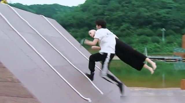  担当|《奔跑吧》蔡徐坤颜值与力量双担当，年轻就是好，大黑牛老了！