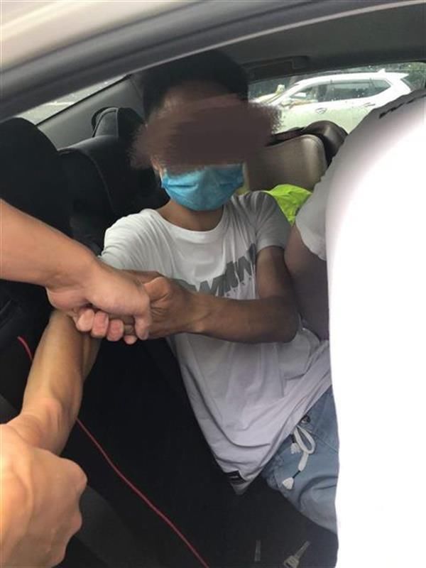  途中|确认过眼神，你就是要抓的人：民警下班途中一眼认出盗贼