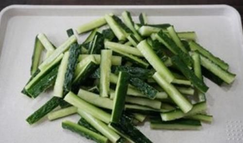  搅拌均匀|腌黄瓜时，腌好的黄瓜“软趴趴”？大厨教你做法，黄瓜脆爽入味