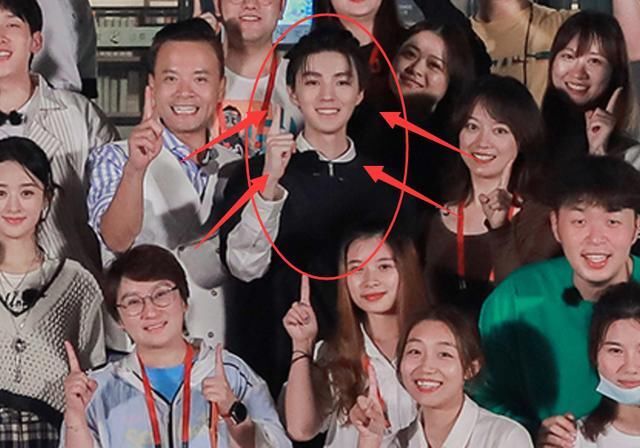  合照的时|赵丽颖杀青合照站C位，我的目光却聚焦于，飞行嘉宾王俊凯杨超越