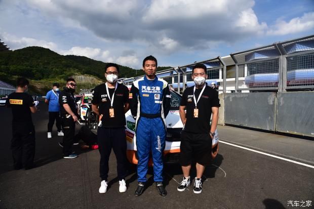 转向|601号赛车被撞，轮圈缺一块还能完赛。818号赛车突然无法转向