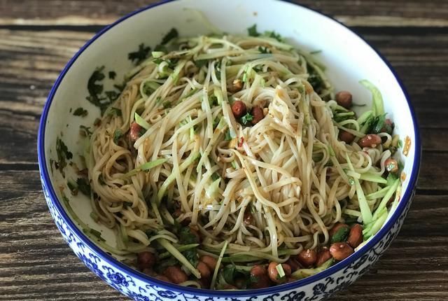 老少|炎热的夏天来上一碗凉拌面,清爽不油腻,老少都爱吃