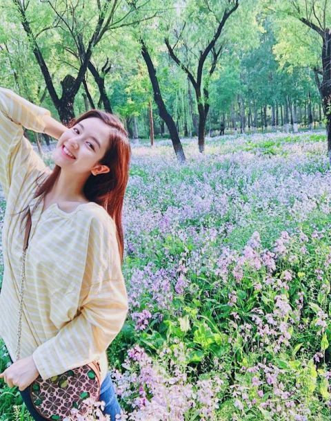 眼球|李兰迪街头胶片来袭!马甲配格纹裤打造复古范,网纹发带夺人眼球