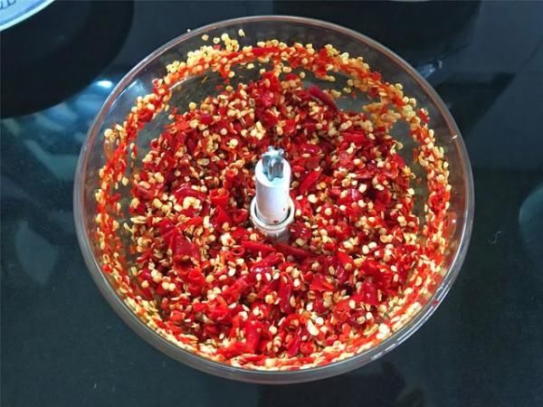  高度白酒|剁辣椒最简单的做法，配方比例告诉你，香辣无添加，放一年都不坏