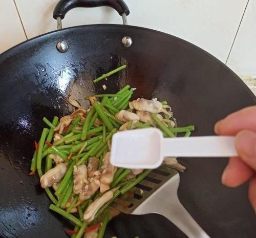  好吃|蒿子杆炒蛏子，蒿子杆脆嫩，蛏肉鲜香，好吃又下饭