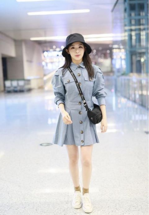  防腐剂|张含韵是吃了“防腐剂”吗？穿衬衣裙尽显少女身材