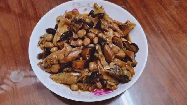 香菇和花生|鸡翅简单一焖，软嫩易嚼不上火，咸中带甜，宝宝一次能吃几大块