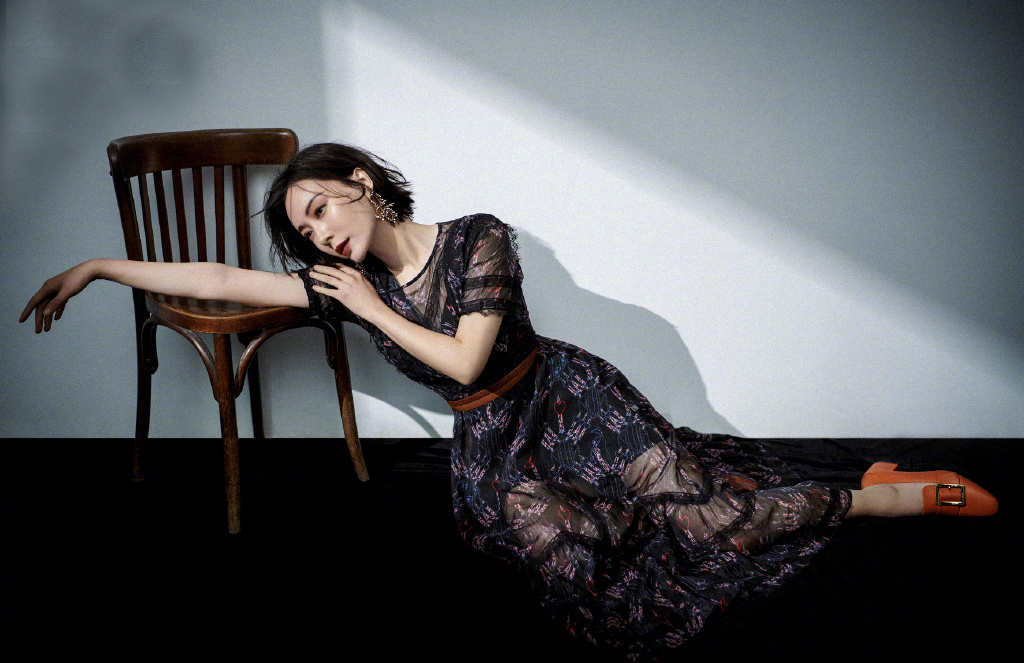  拿到|陈数不愧是拿到瑜伽教练员证书的人，43岁穿撞色裙，优雅极了