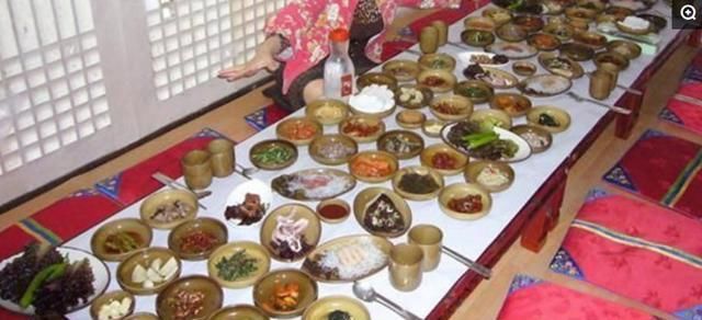  差别|韩国人请客所吃得大餐与韩剧里有些差别，一桌子菜却不知道吃啥