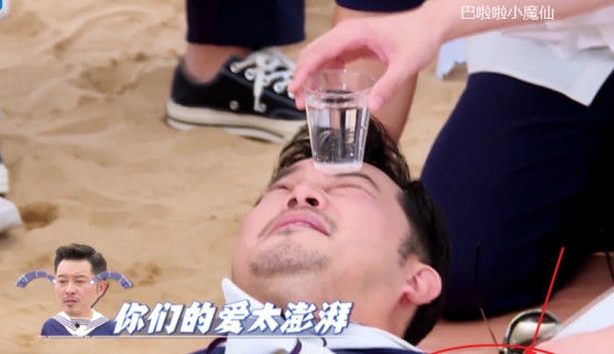  蔡徐坤|蔡徐坤好心帮沙溢擦脸上水时, 下秒举动被网友看后: 嫌弃就别擦