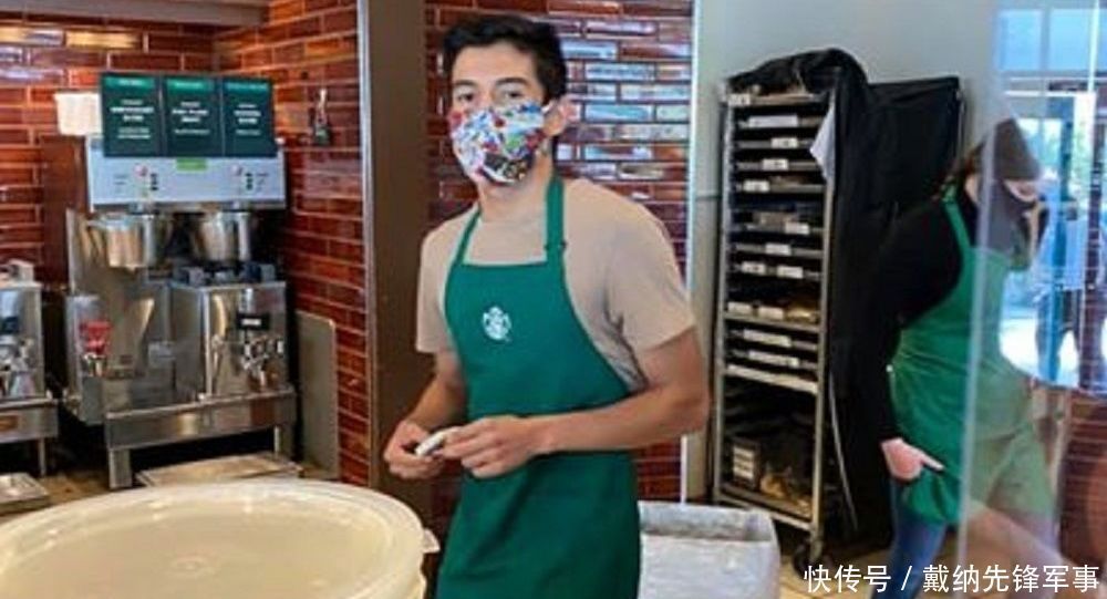 顾客|星巴克小伙拒绝服务不戴口罩的女顾客，结果火了，网友众筹小费80000美元