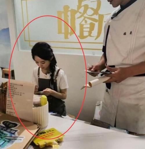  偏心|同样是前台小妹，赵丽颖杨紫的待遇大不相同，节目组偏心谁一目了然