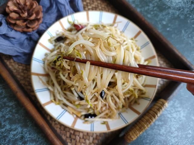绿豆芽|炒豆芽最忌直接下锅,大厨教您一妙招,豆芽不出水、脆爽又入味