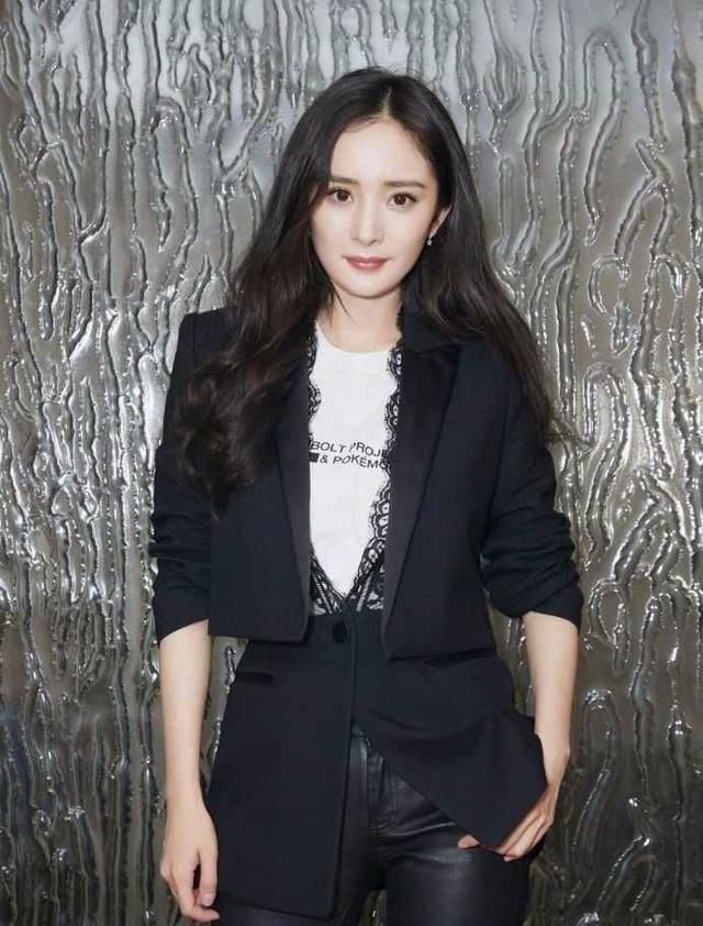  轻松|杨幂的衣品果然没让大家失望，西装配皮裤都能轻松驾驭，佩服！