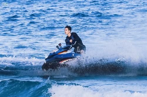  夏日|宝藏综艺《夏日冲浪店》，王一博陪你海上冲浪，只有相爱没有相杀