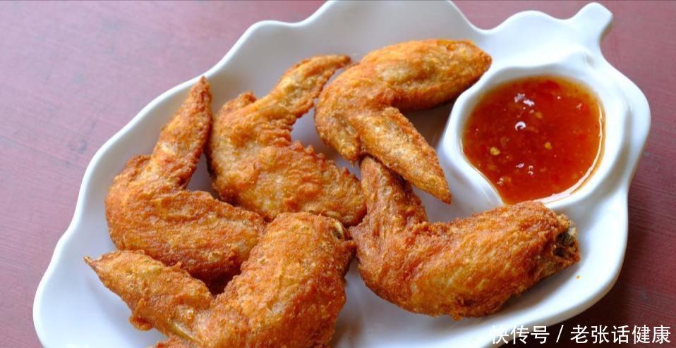 女人骨质疏松少吃4种食物(三种食物或会慢慢掏空骨骼，提醒中老年人：不想骨质疏松，要少吃)