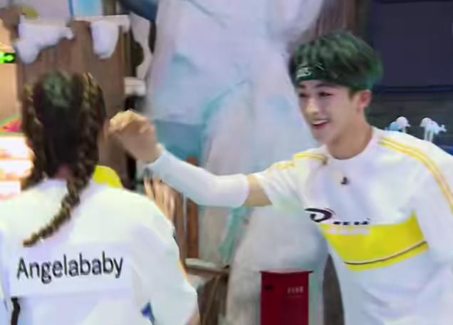  何洛洛|何洛洛baby撕名牌，谁注意他手抓的位置？这才是对姐姐的尊重