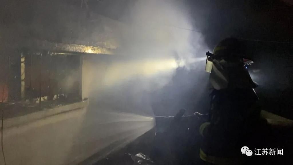  中暑|消防员高温天灭火中暑倒地，接下来一幕太暖心了！