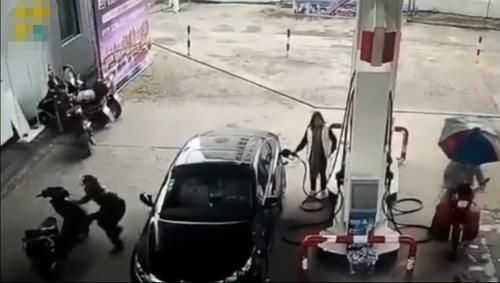  加油站|男子趁女车主加油开车门偷包，慌张逃跑撞墙晕倒，狼狈样令人笑喷