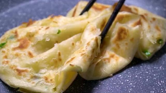 不硬|这样做的葱花饼外酥里软,层次丰富,凉了也不硬